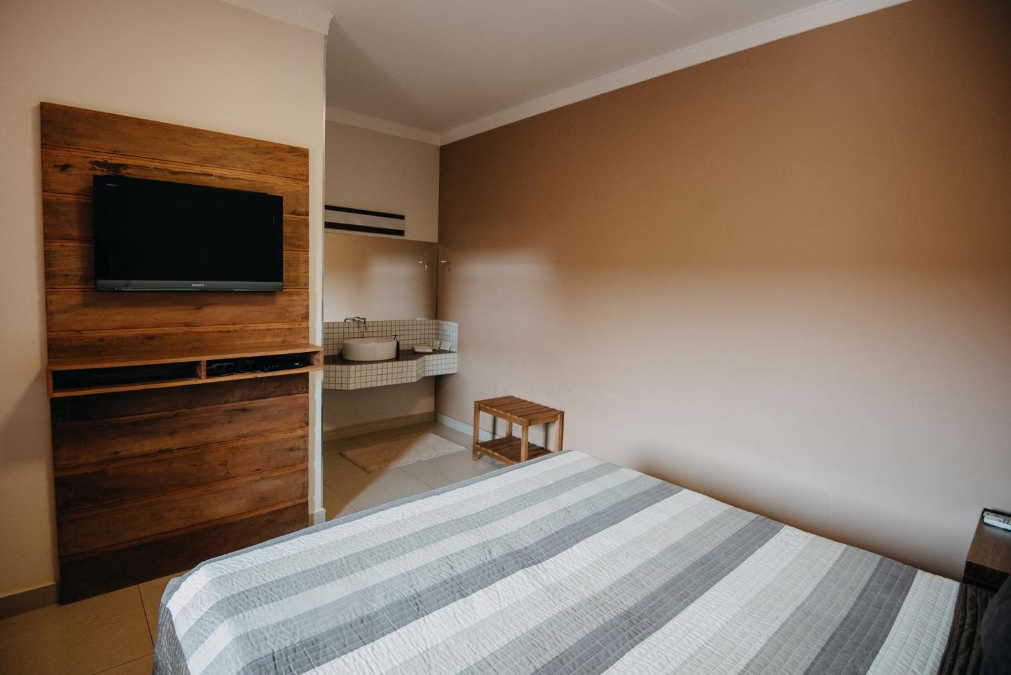 Hotel Pousada Santa Rita ريبيراو بريتو المظهر الخارجي الصورة
